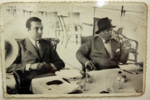 Picasso con el pintor Olasagasti en la terraza del Club Náutico de San Sebastián 1934