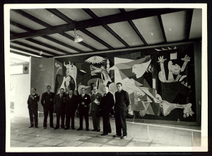 Miembros del Gobierno vasco y de la República delante del Guernica de Picasso, expo París 1937